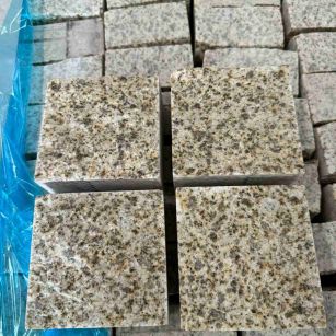 太原 黄金麻花岗岩自然面小方块，弹石，马蹄石等