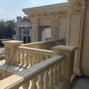 太原 黄金麻别墅外墙干挂雕花配合阳台栏杆花瓶柱