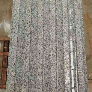 太原 芝麻白花岗岩荔枝面雕刻盲道，盲条