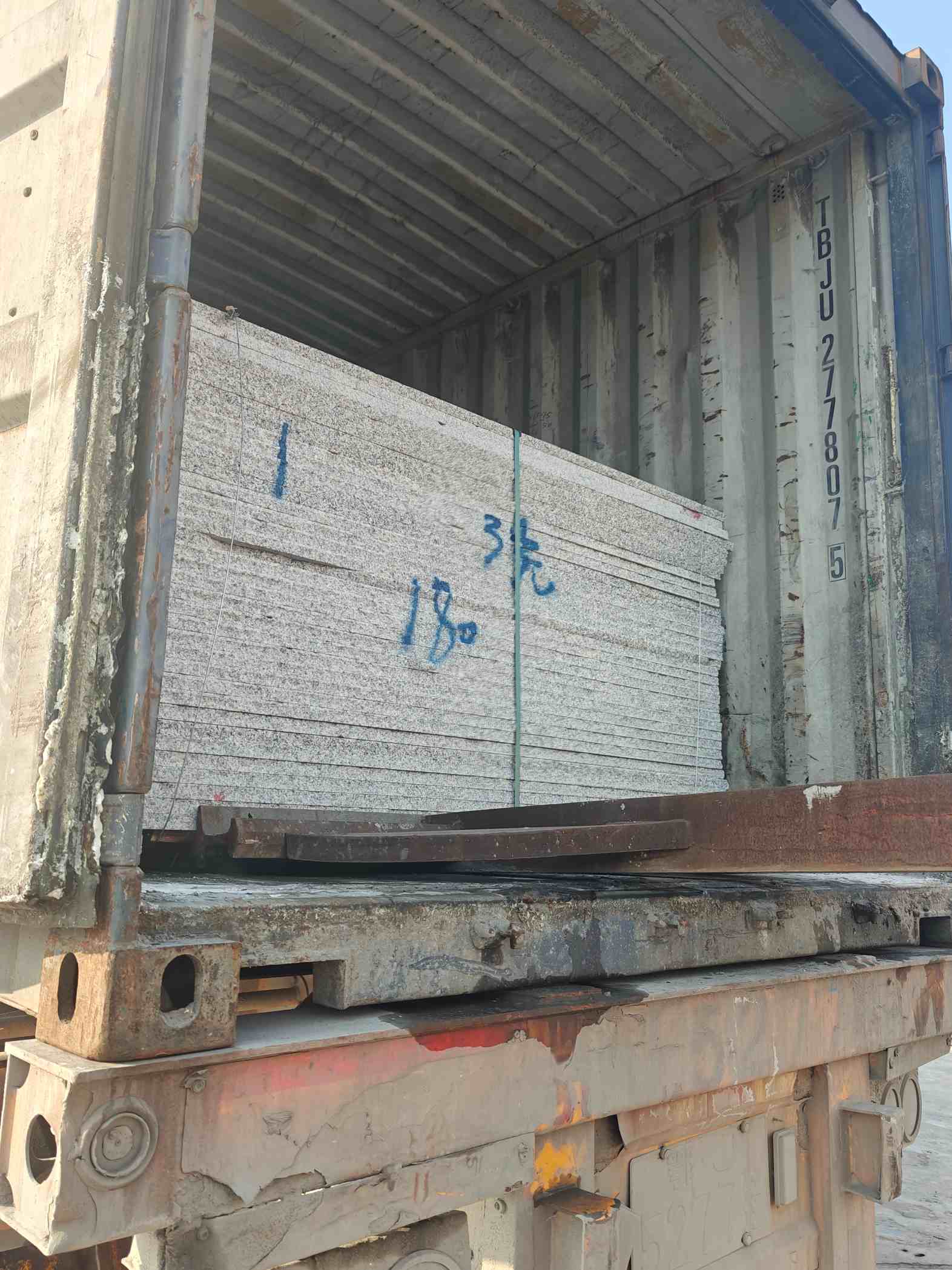 太原 芝麻白花岗岩石材3.0公分光面毛板装柜出货