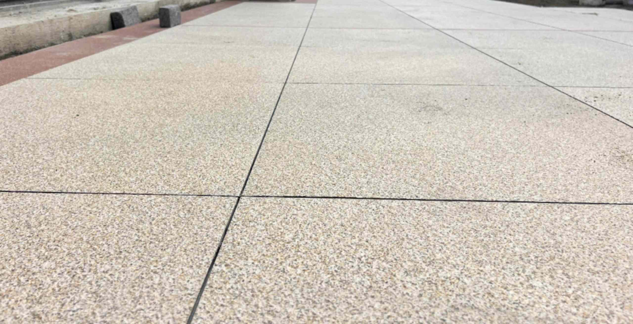 太原 黄金麻花岗岩石板材荔枝面地面铺装效果