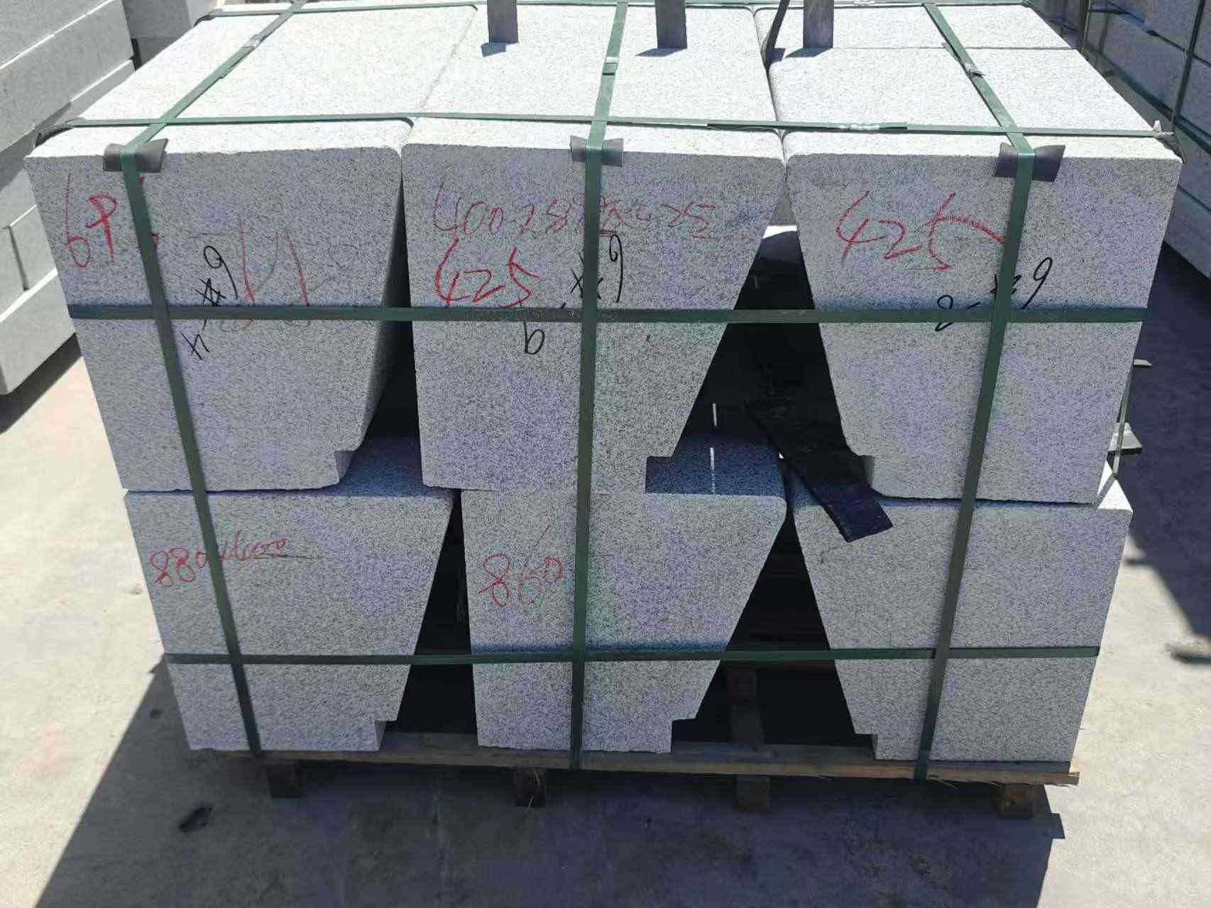 太原 芝麻白异形坐凳，石凳