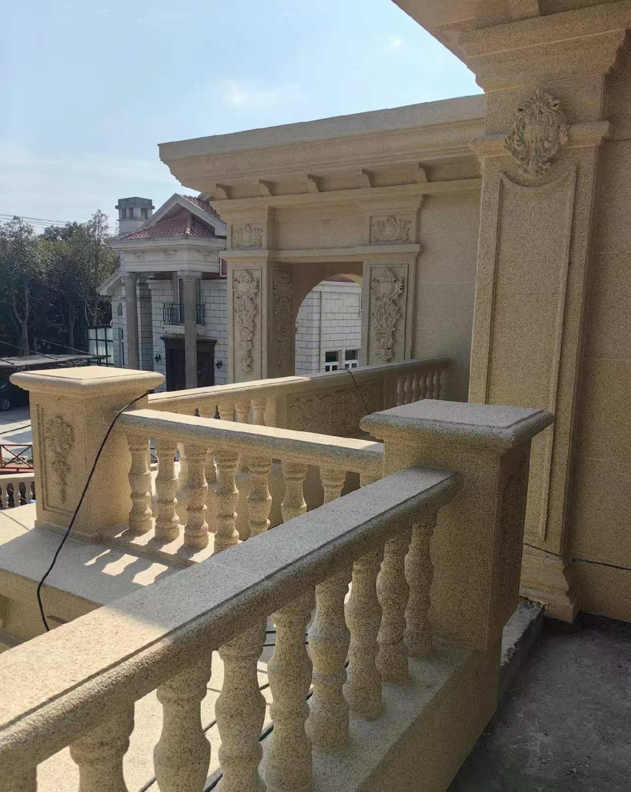 太原 黄金麻别墅外墙干挂雕花配合阳台栏杆花瓶柱