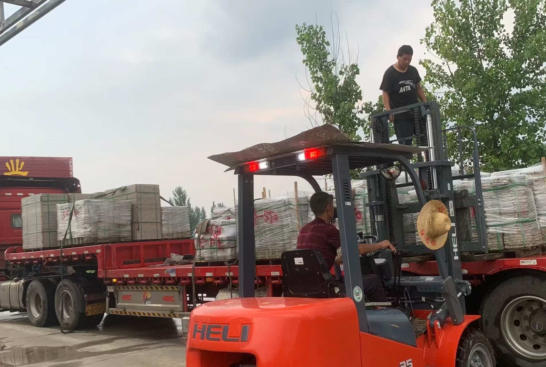 太原 黄金麻冰裂纹，地铺石装车