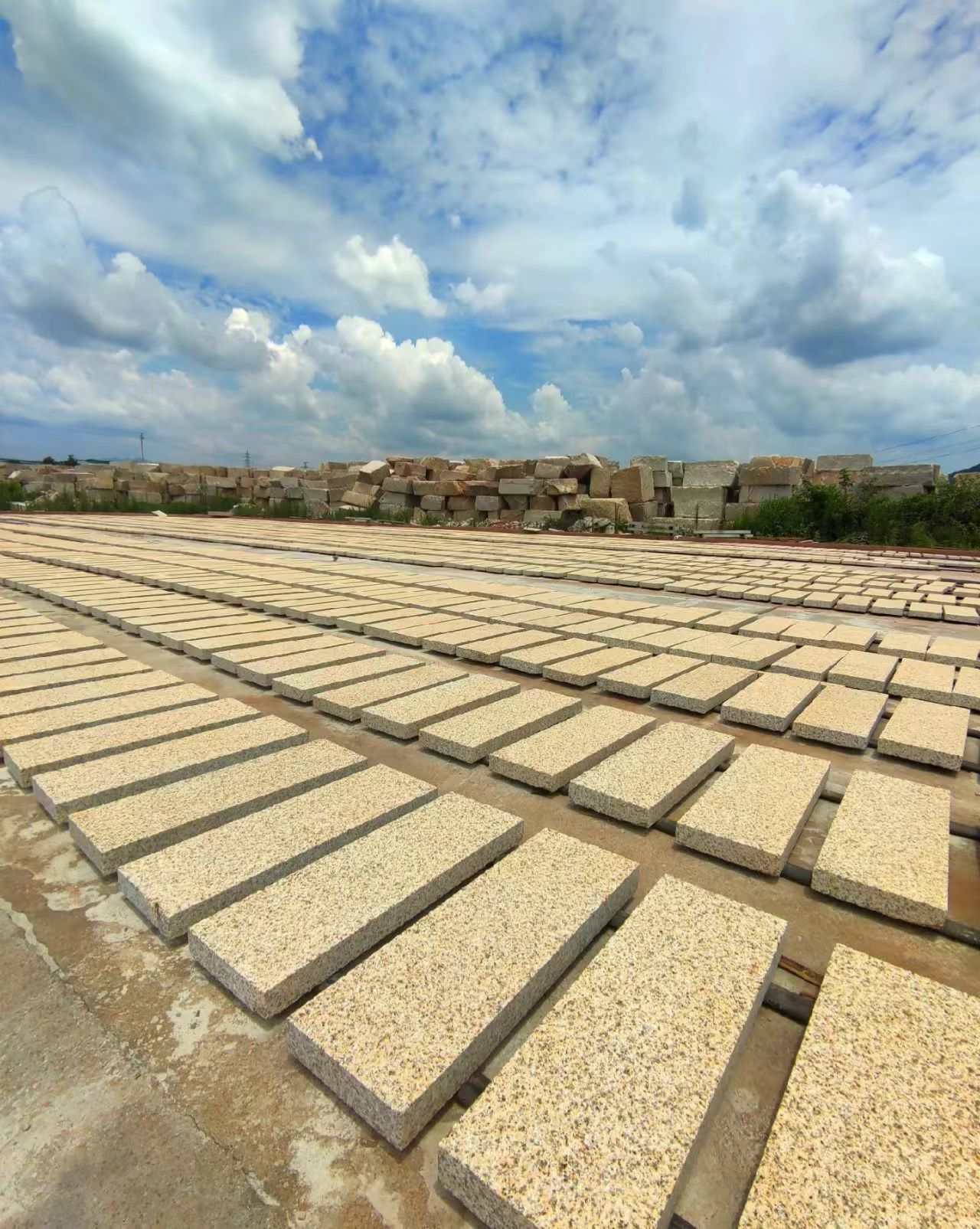 太原 黄金麻花岗岩荔枝面地铺石防护中