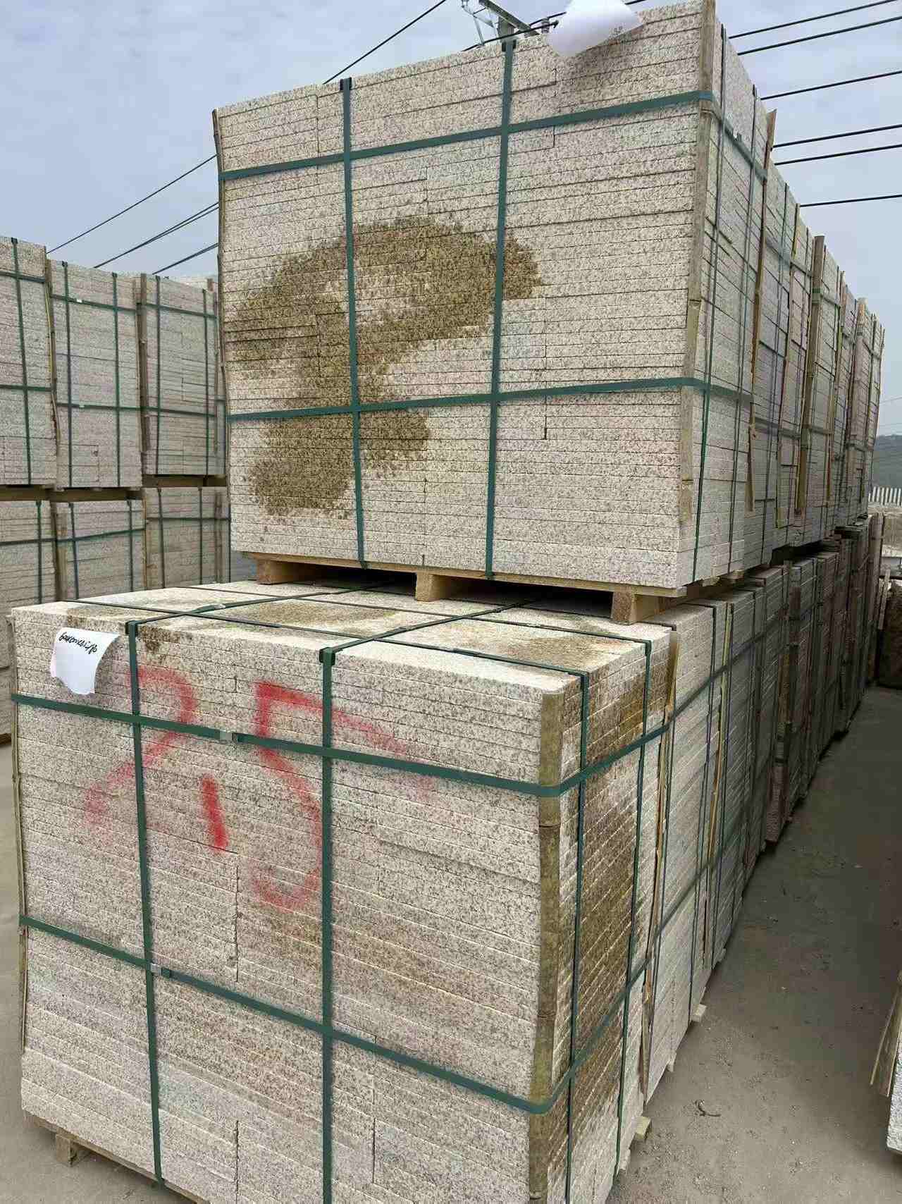 太原 黄金麻花岗岩石材荔枝面地铺石2.5*300*600