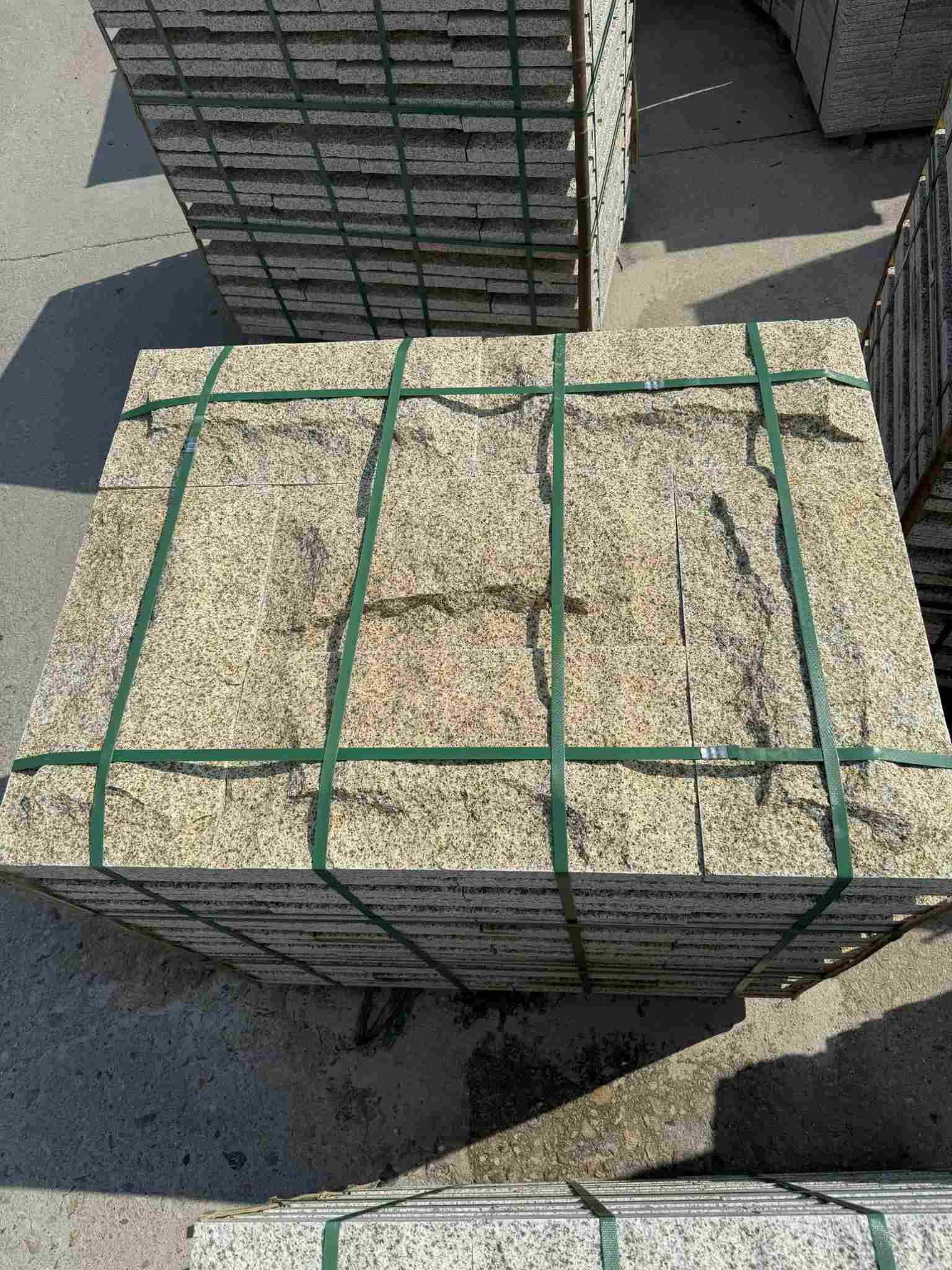 太原 黄金麻花岗岩石材自然面蘑菇石成品