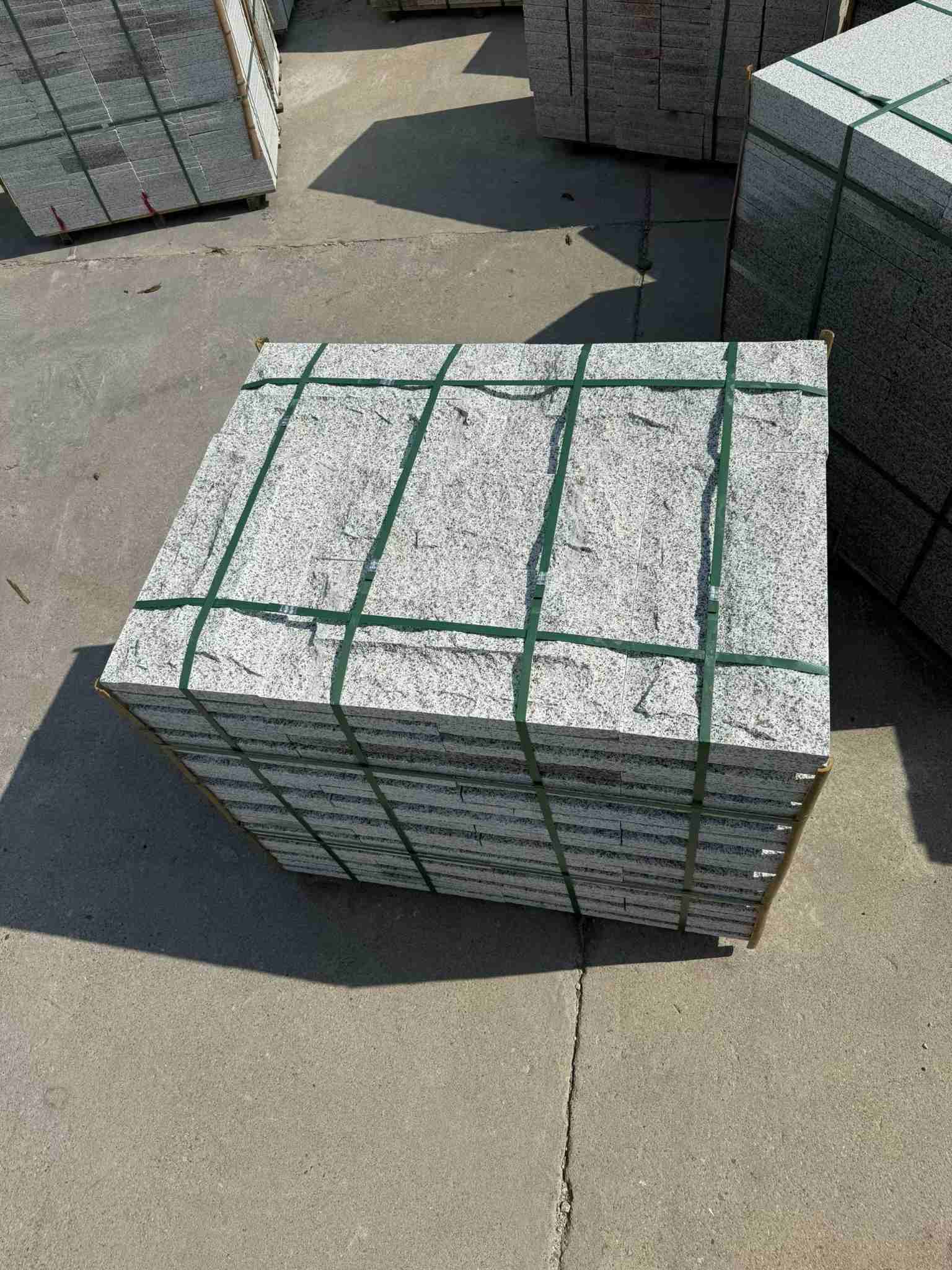 太原 白麻花岗岩石材自然面蘑菇石成品