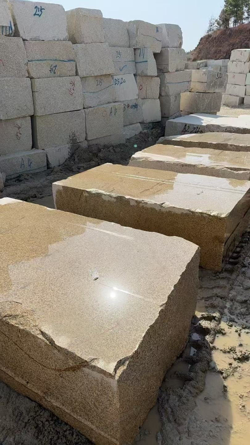 太原 黄金麻方料堆场洗料分选中，原材料充足