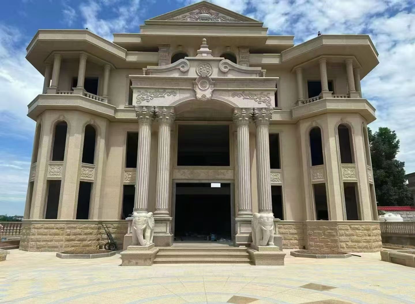 太原 黄金麻别墅外墙干挂，大柱，大象，蘑菇石，雕花板