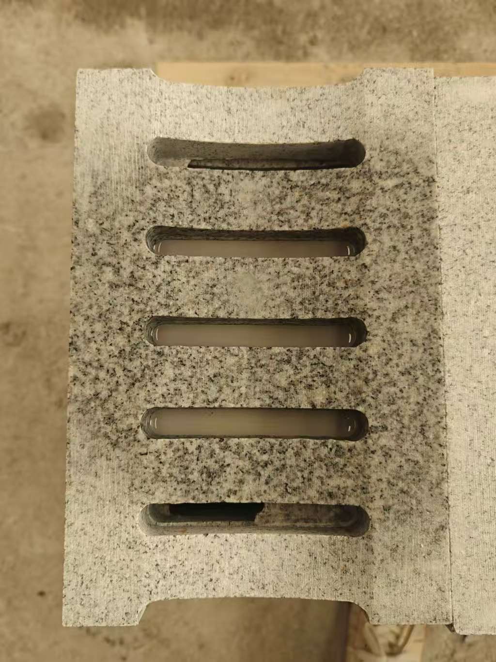 太原 芝麻白拉丝面花岗岩U型开槽排水槽