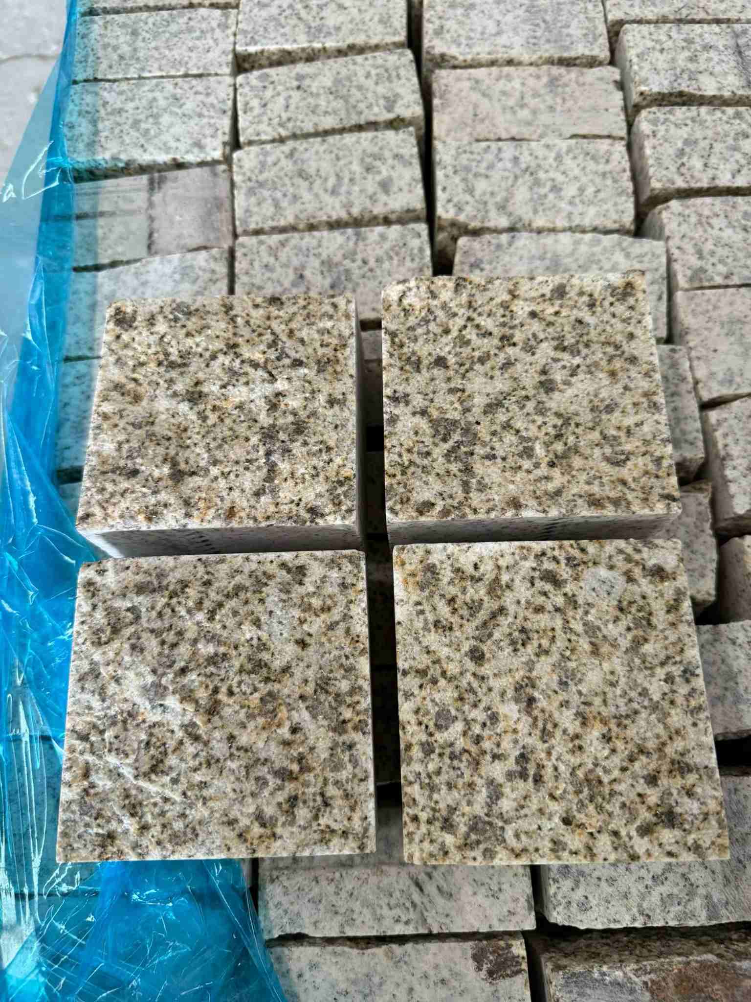 太原 黄金麻花岗岩自然面小方块，弹石，马蹄石等