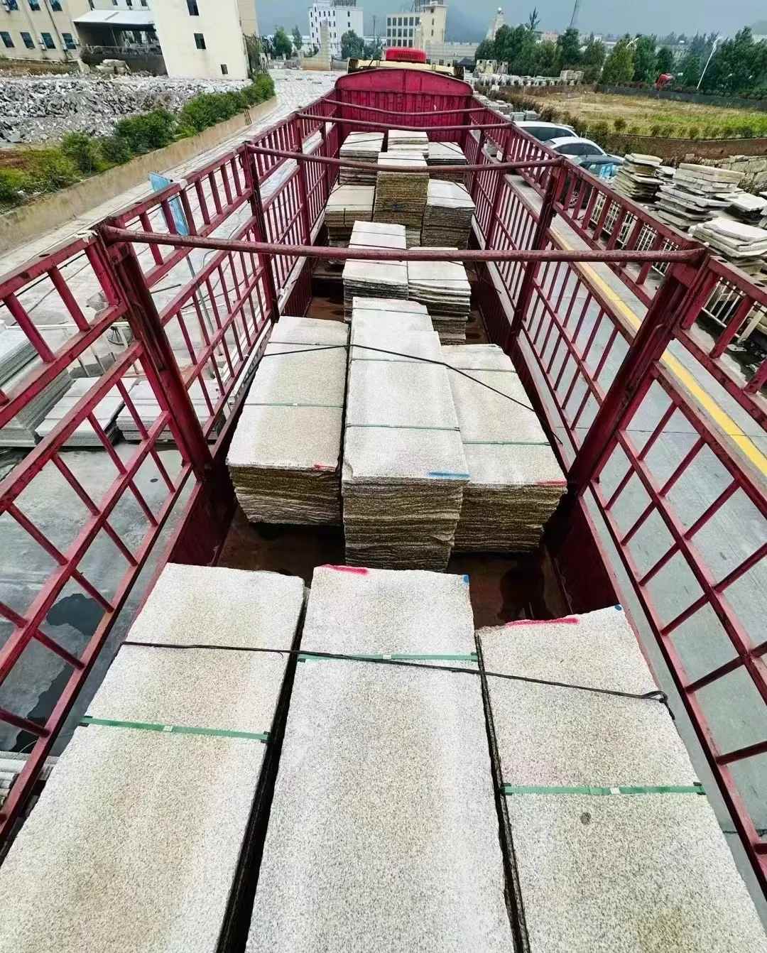 太原 黄金麻花岗岩荔枝面，光面毛板装车完成