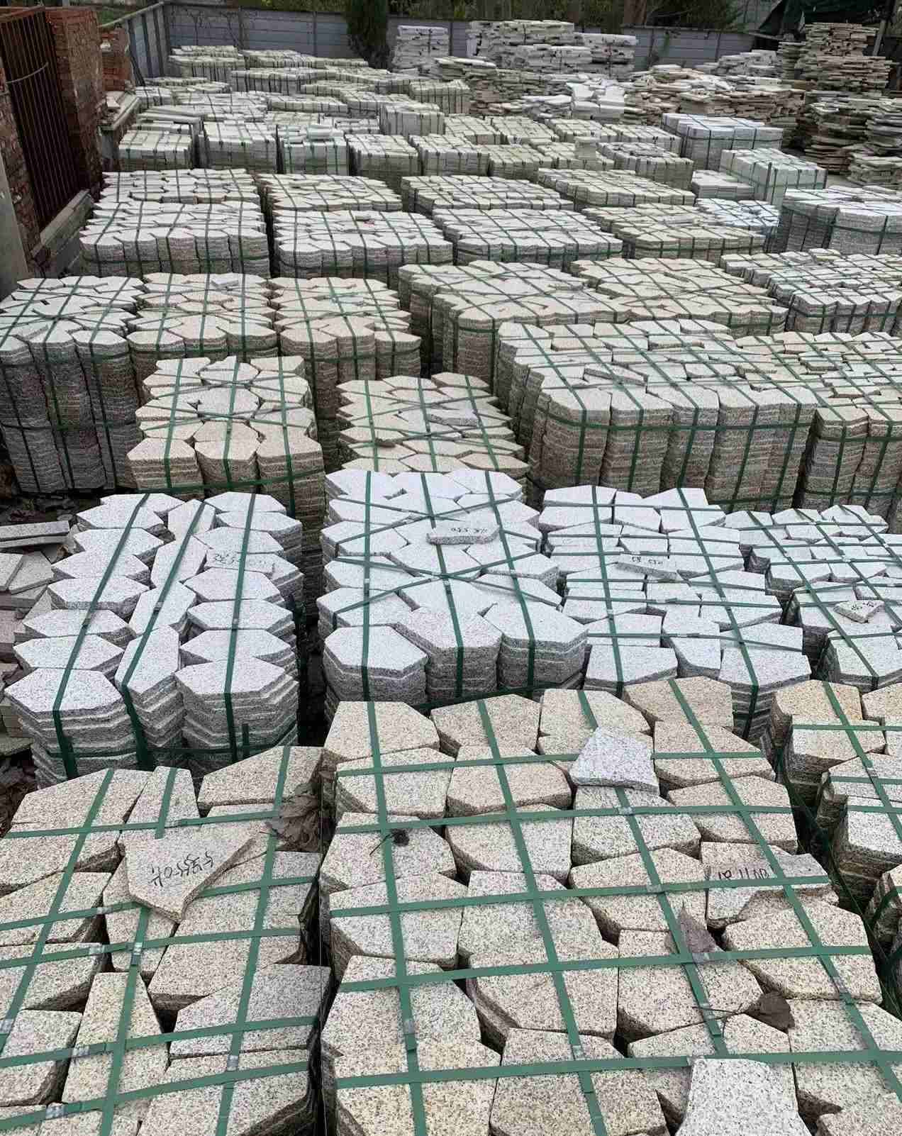 太原 黄金麻白麻花岗岩荔枝面地铺石(冰裂纹)