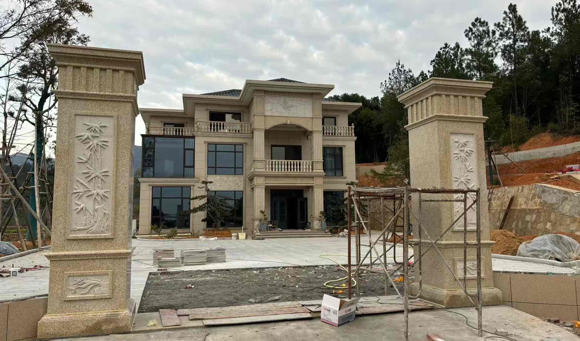 太原 黄金麻花岗岩别墅雕花外墙干挂配上门口雕花罗马柱