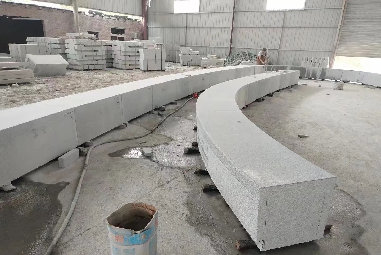 太原芝麻白花岗岩石板材 园林光面弧形坐凳