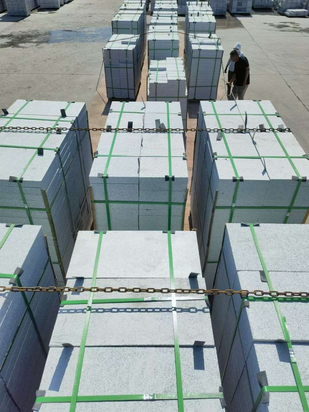 太原 芝麻白花岗岩5公分地铺石 花岗岩厂家工厂装车日常